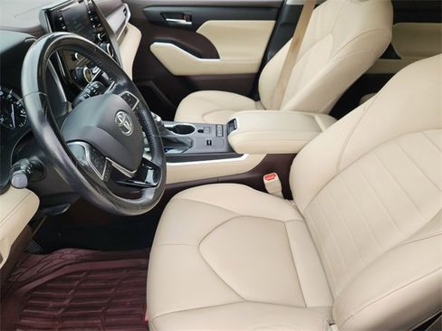 Used 2021 Toyota Highlander XLE FWD image 4