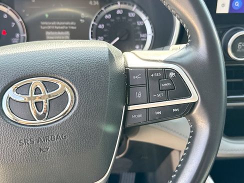 Used 2024 Toyota Highlander XLE FWD image 27