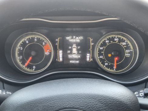 Used 2020 Jeep Cherokee Latitude Plus FWD image 11