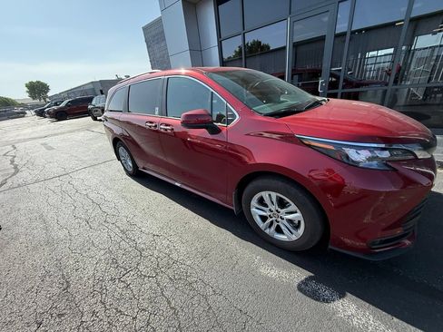 Used 2025 Toyota Sienna XLE w/ XLE Plus Package AWD/4WD image 1