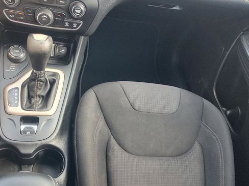 Used 2015 Jeep Cherokee Latitude AWD/4WD image 16