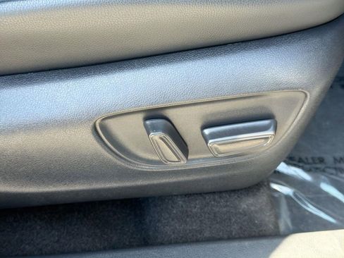 Used 2023 Toyota Highlander XLE AWD/4WD image 33
