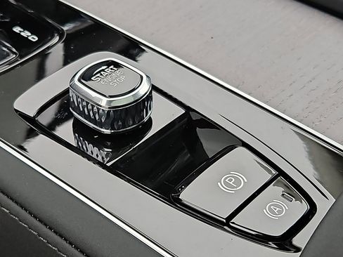 New 2026 Volvo XC90 T8 Ultra w/ Protection Package Premier AWD/4WD image 18