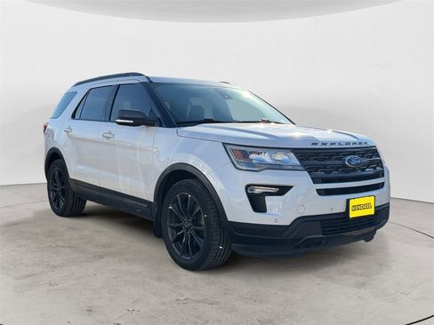 Used 2018 Ford Explorer XLT w/ Equipment Group 202A image 6