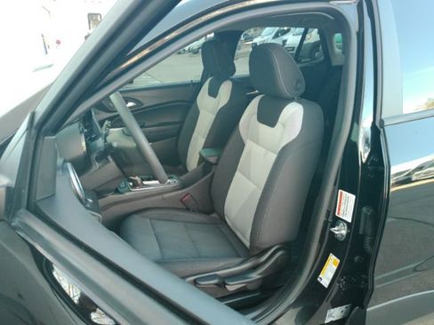 Used 2025 Chevrolet Trax LS w/ LS Convenience Package image 15