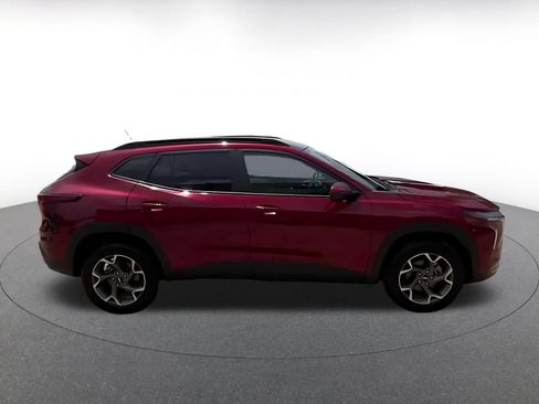 Used 2025 Chevrolet Trax LT w/ LT Convenience Package FWD image 13
