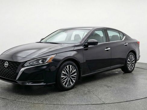 Used 2025 Nissan Altima 2.5 SV image 3