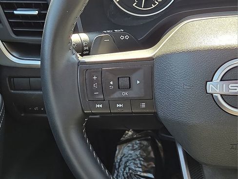 Used 2025 Nissan Rogue SV image 18