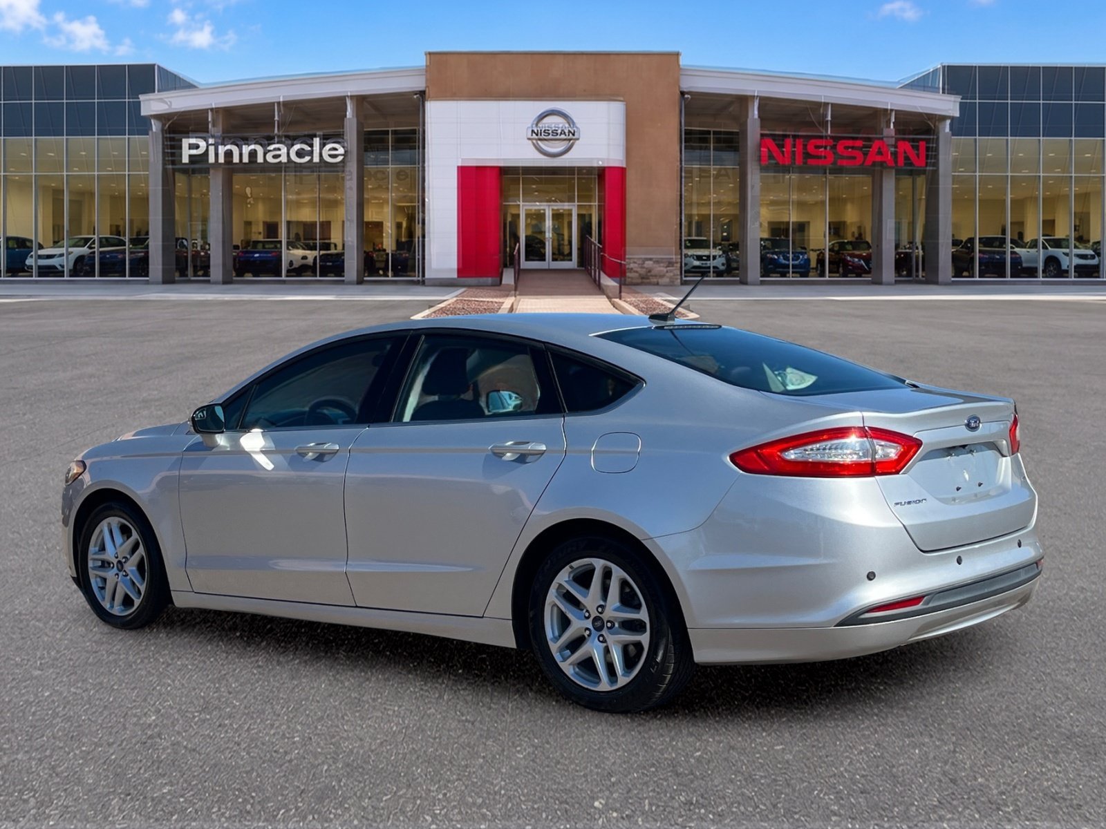 Used 2016 Ford Fusion SE FWD image 4
