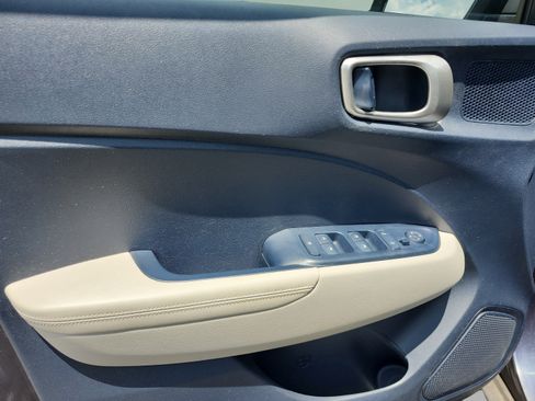 Used 2020 Hyundai Venue FWD image 16