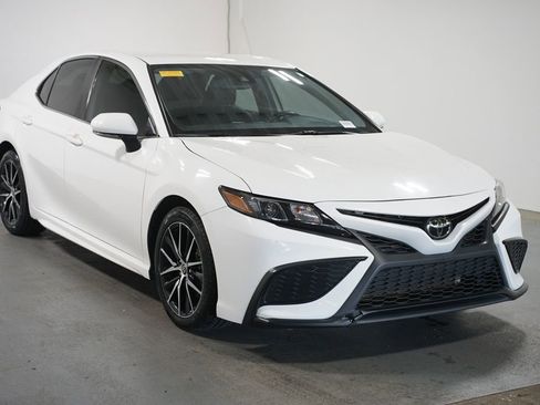 Used 2023 Toyota Camry SE w/ Convenience Package FWD image 3