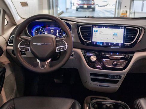Certified 2024 Chrysler Pacifica Touring-L FWD image 13