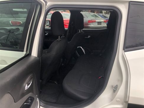 Used 2018 Jeep Renegade Latitude FWD image 10