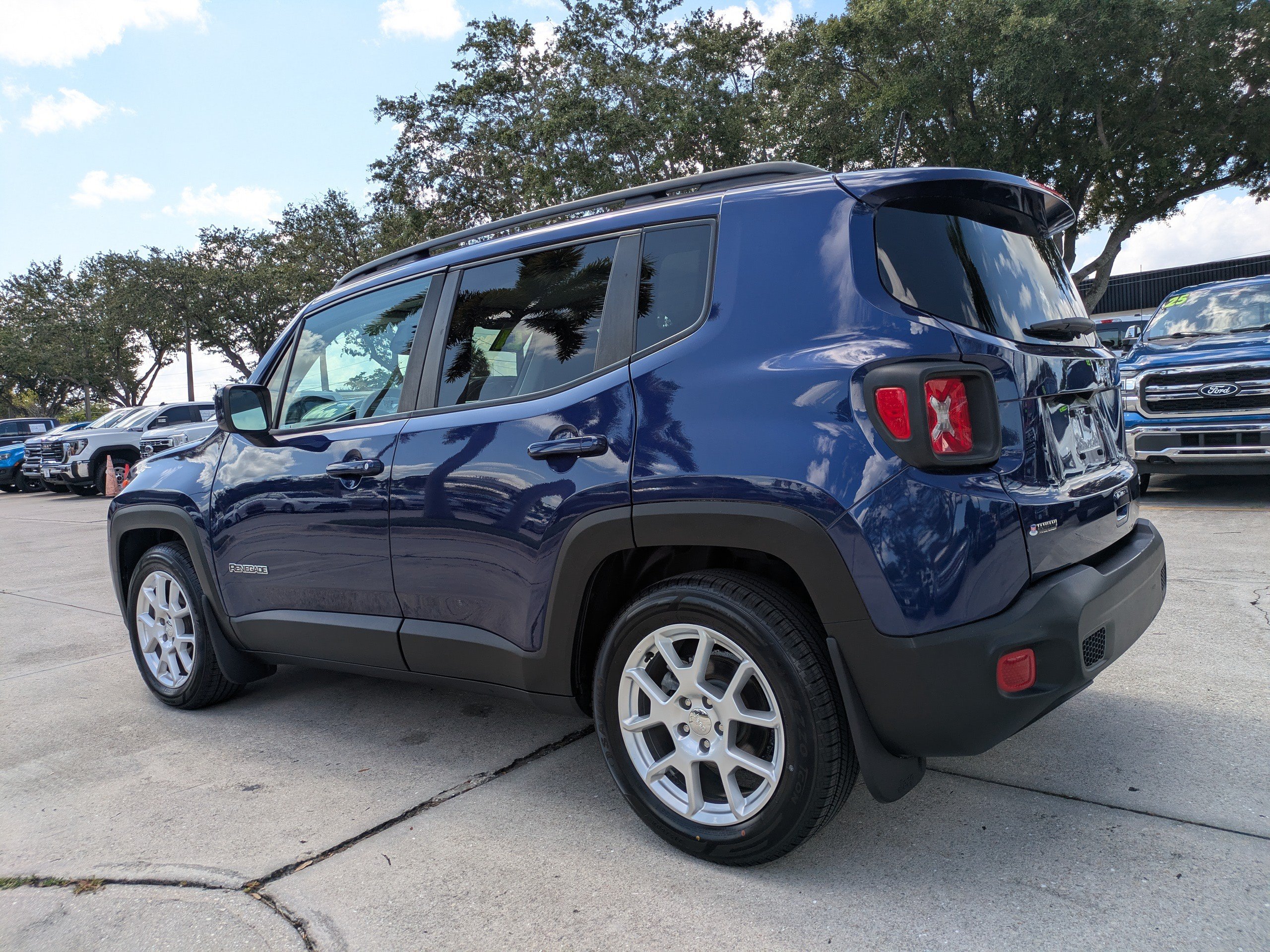 Used 2021 Jeep Renegade Latitude w/ Sun & Sound Group FWD image 6