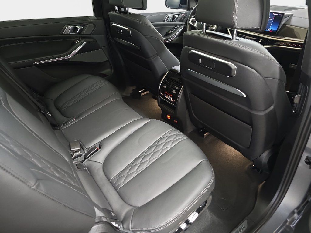 Used 2024 BMW X7 M60i w/ Executive Package AWD/4WD image 16
