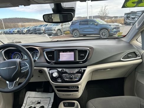 Used 2023 Chrysler Voyager LX image 15