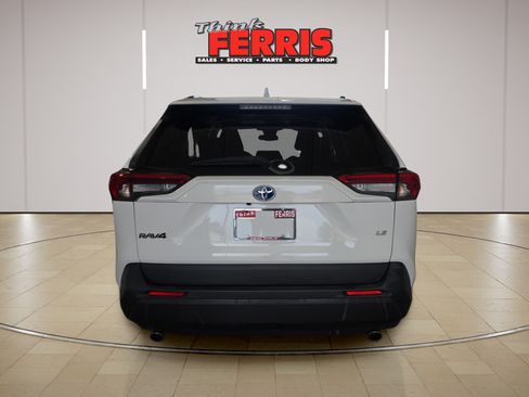 Used 2021 Toyota RAV4 LE AWD/4WD image 4