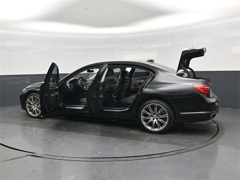 Used 2019 BMW 740i w/ Executive Package image 47