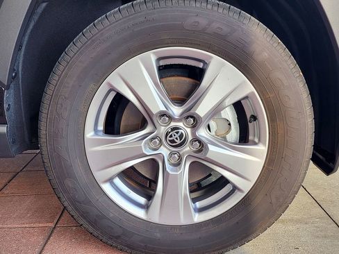 Used 2025 Toyota RAV4 XLE w/ Convenience Package FWD image 4