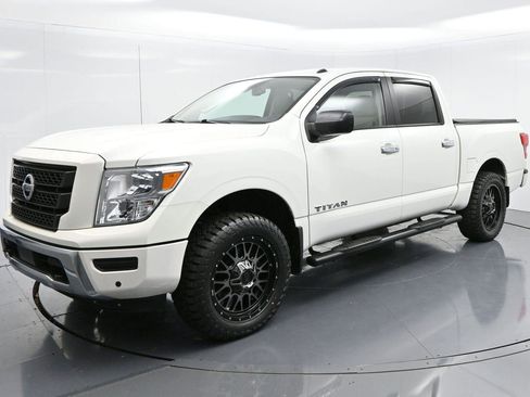 Used 2021 Nissan Titan SV w/ SV Convenience Package image 3