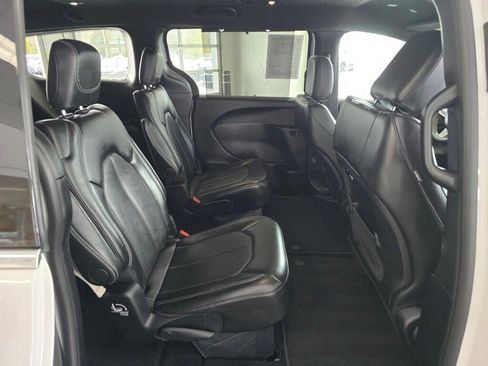 Used 2025 Chrysler Pacifica Select image 35