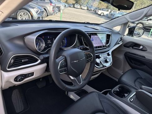 Used 2024 Chrysler Pacifica Touring-L image 12
