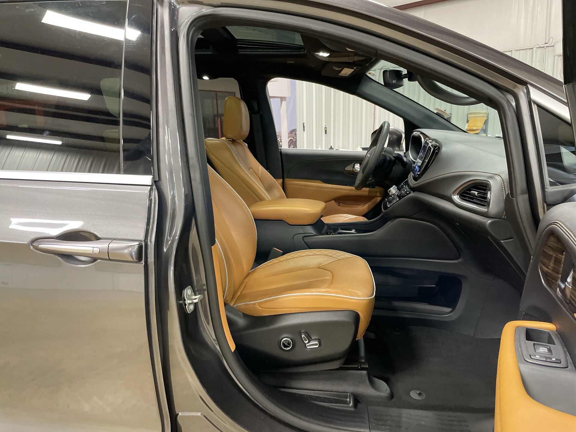 Used 2022 Chrysler Pacifica Pinnacle FWD image 31