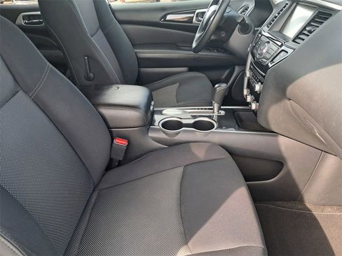 Used 2019 Nissan Pathfinder SV image 17