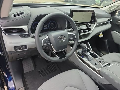 New 2026 Toyota Highlander Platinum AWD/4WD image 17