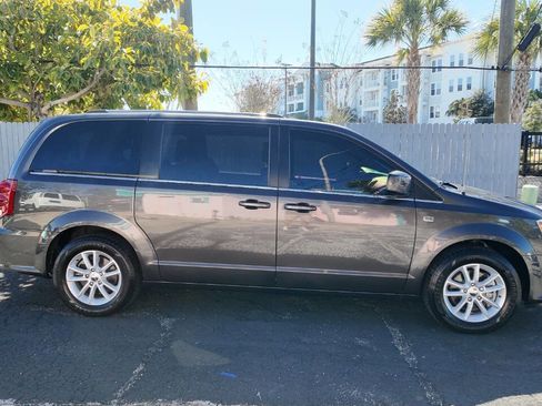 Used 2019 Dodge Grand Caravan SXT image 2