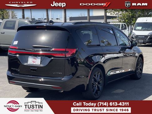 New 2026 Chrysler Pacifica Limited w/ Uconnect Theater Family Group FWD image 6