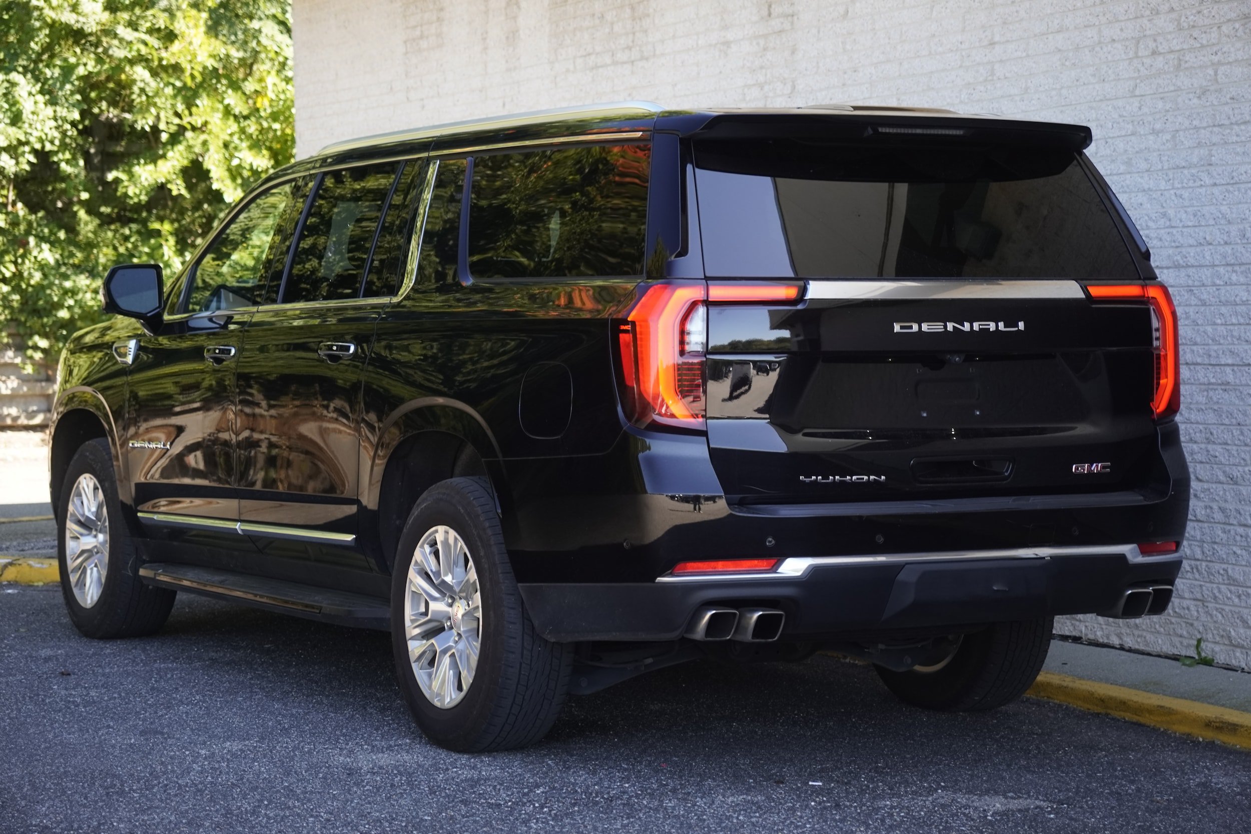 Used 2025 GMC Yukon XL Denali AWD/4WD image 5