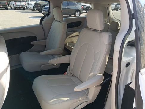 Used 2017 Chrysler Pacifica Touring w/ Tire & Wheel Group FWD image 20