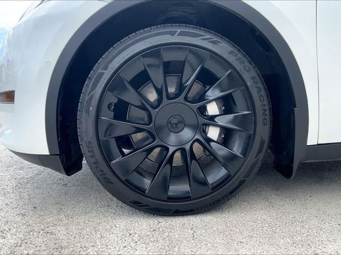 Used 2022 Tesla Model Y Long Range AWD/4WD image 8