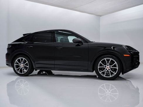 Certified 2025 Porsche Cayenne Coupe image 9