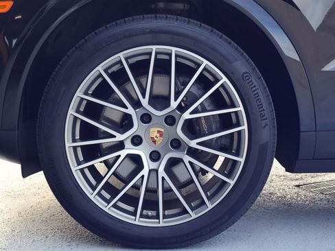 Certified 2023 Porsche Cayenne Platinum Edition image 25