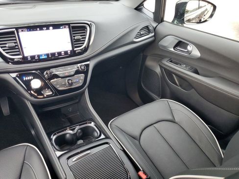 Used 2026 Chrysler Pacifica Limited w/ S Appearance Package FWD image 15