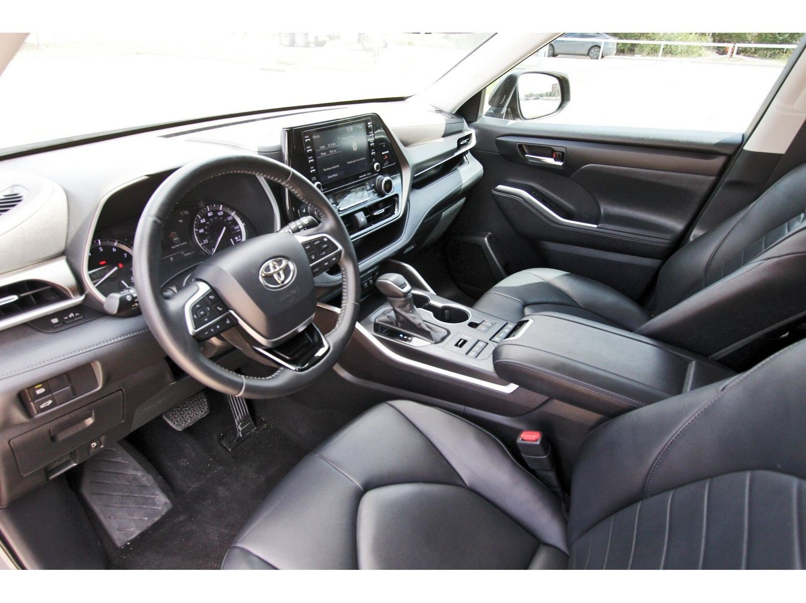 Used 2020 Toyota Highlander XLE AWD/4WD image 30