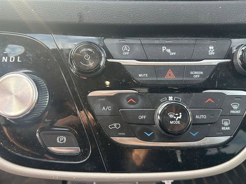 Used 2018 Chrysler Pacifica Touring Plus w/ Tire & Wheel Group image 12