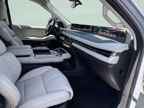 New 2026 Lincoln Navigator Premiere AWD/4WD image 19