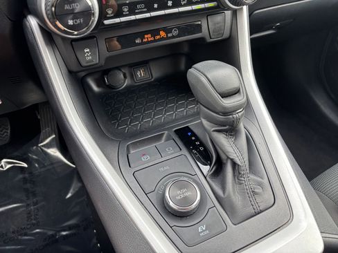 Used 2025 Toyota RAV4 LE image 41