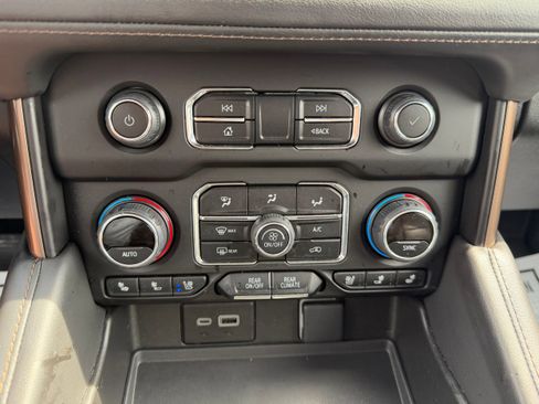 Used 2024 Chevrolet Tahoe High Country AWD/4WD image 12
