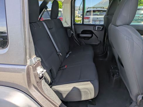 Used 2018 Jeep Wrangler Unlimited Sport S AWD/4WD image 32