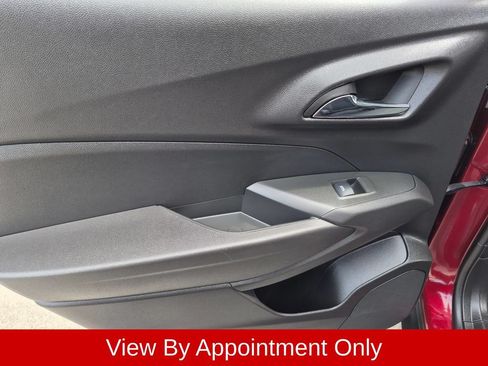 Used 2025 Chevrolet Trax LT w/ LT Convenience Package FWD image 25