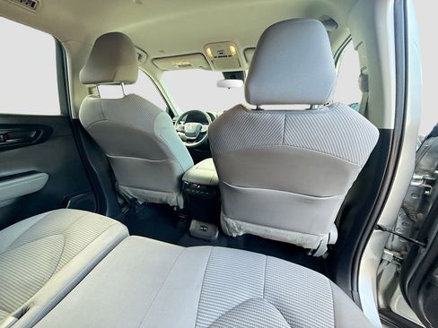 Used 2020 Toyota Highlander L image 28