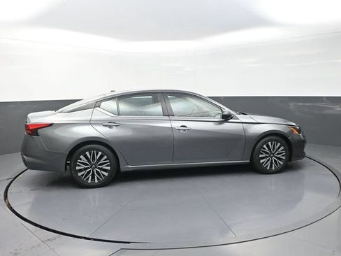 Used 2024 Nissan Altima 2.5 SV FWD image 10