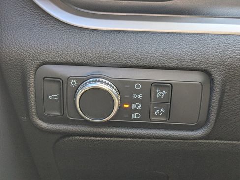 Used 2021 Ford Explorer XLT image 27