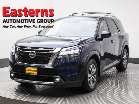 Used 2024 Nissan Pathfinder SL image 1