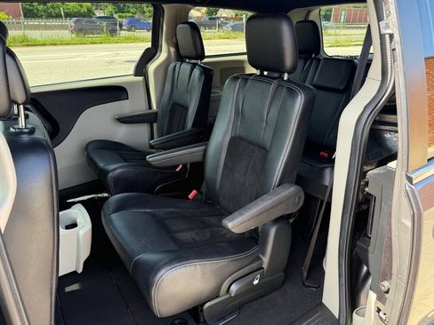 Used 2017 Dodge Grand Caravan SXT w/ Rear Park Assist Package FWD image 17