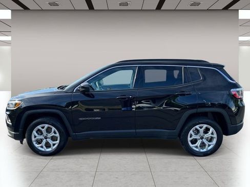 Used 2025 Jeep Compass Latitude AWD/4WD image 6